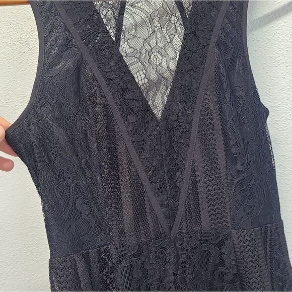 NWOT BCBGeneration Black Lace V-Neck Dress size 0 - Picture 9 of 9